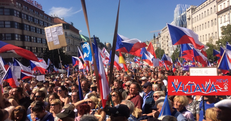 Vltava news Na V clavsk m N m st Demonstrovalo Proti Vl d Kolem 100 